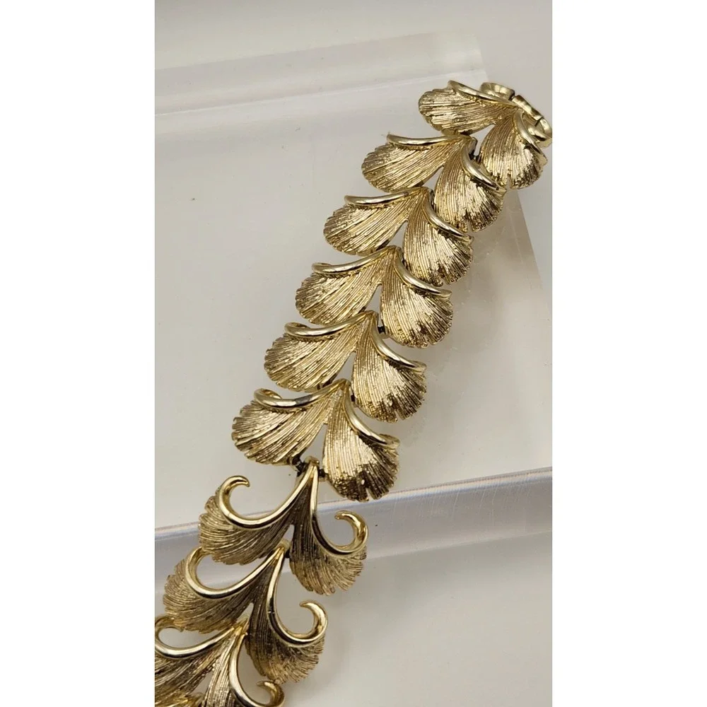 Vintage Lisner Gold Tone Textured Leaf Link Bracelet 7